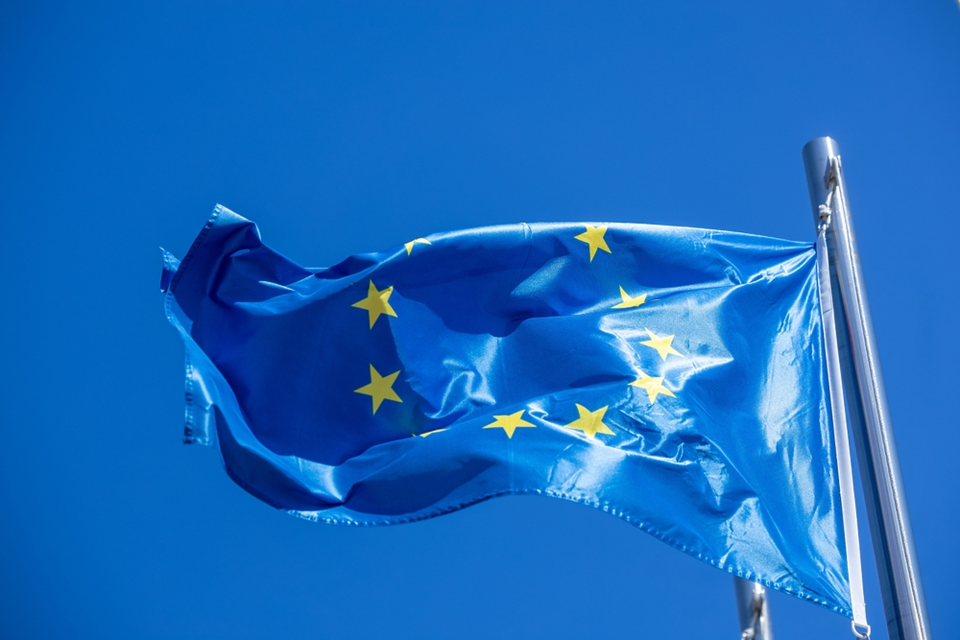 ЕС предлага освобождаване на AI гигафабриките от екологични оценки