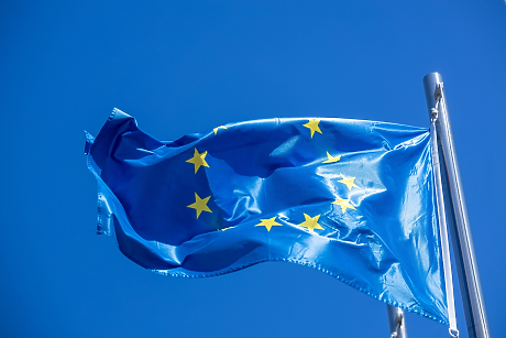 ЕС предлага освобождаване на AI гигафабриките от екологични оценки