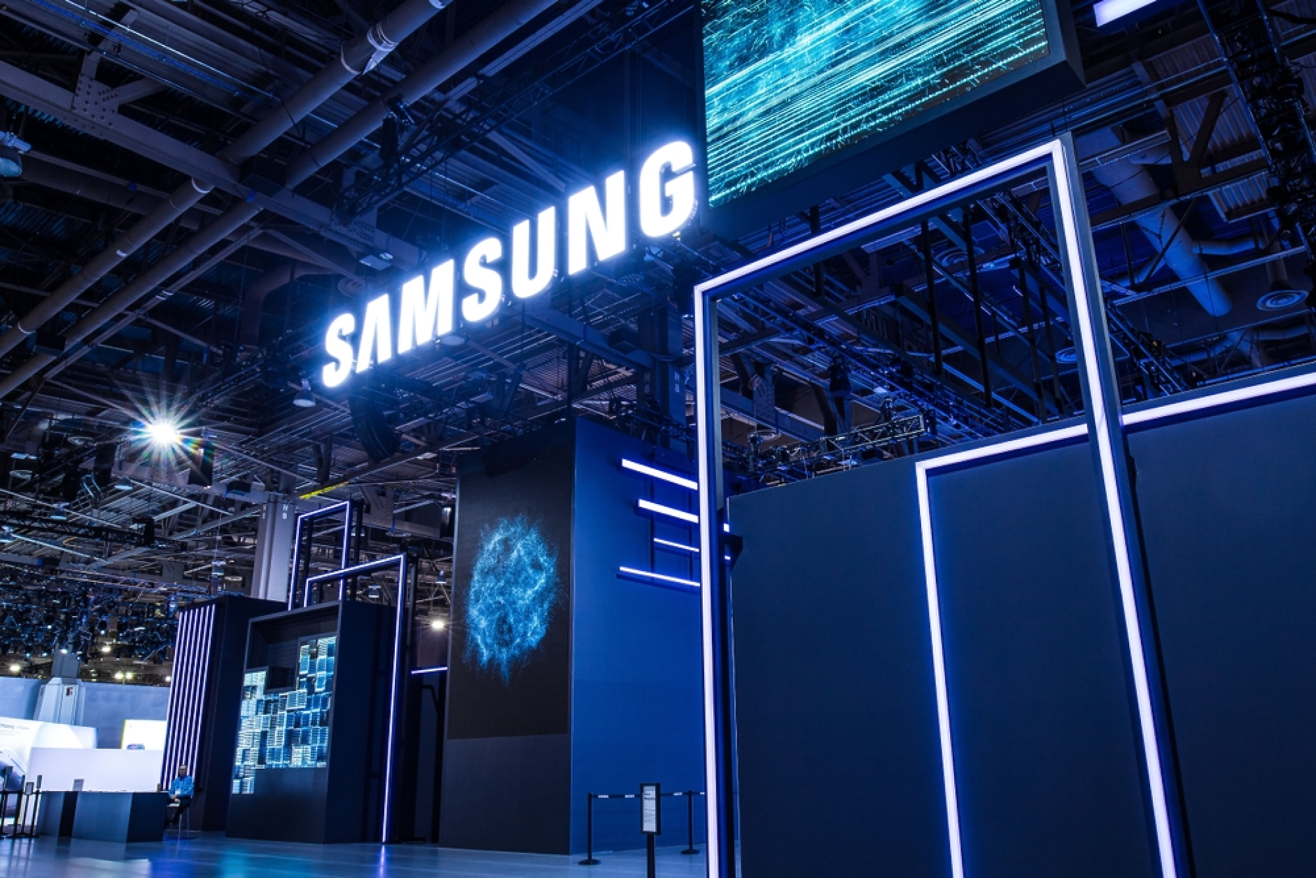 Samsung представя първия си смартфон с многократно сгъване на екрана 