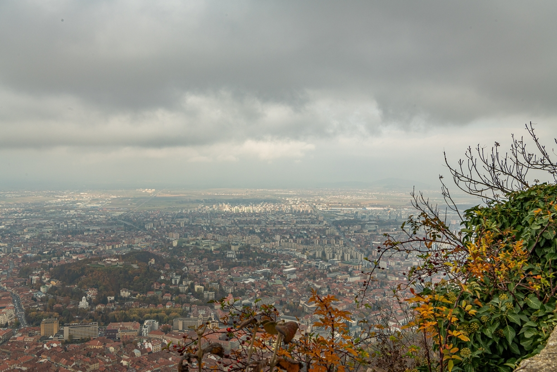 Времето: Дъждът бавно отстъпва, но остава облачно