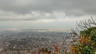 През нощта е облачно и на места в Централна и