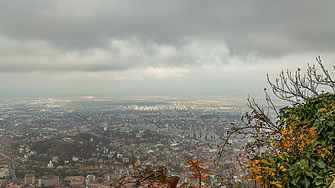 Времето: Дъждът бавно отстъпва, но остава облачно