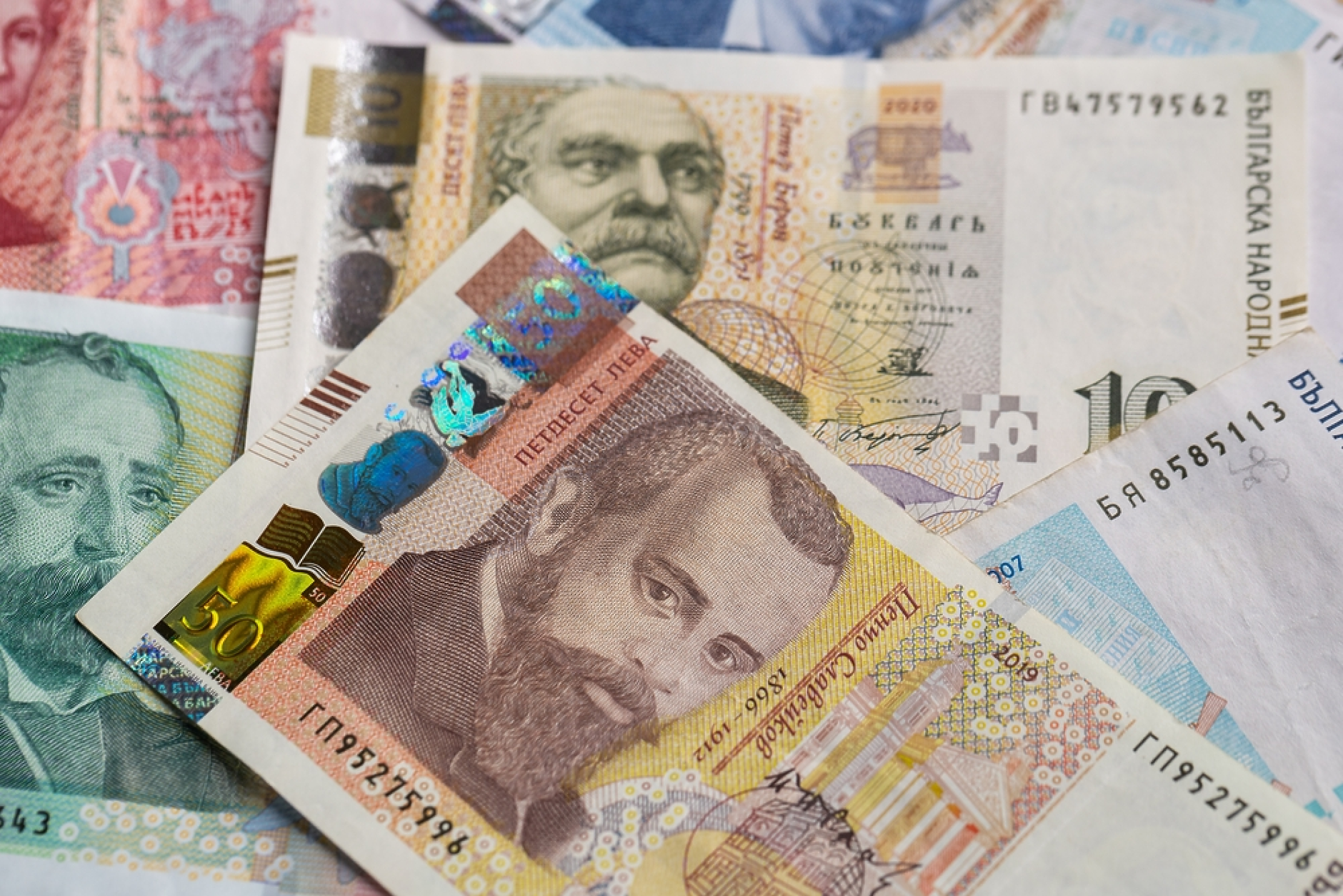 Правителството отпусна по 120 лв. коледни добавки към пенсиите под линията на бедност