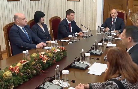 Президентът ще връчи първия мандат за съставяне на правителство след Нова година