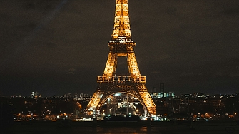 Десетки хора бяха задържани след като хвърляха димки и пиротехнически