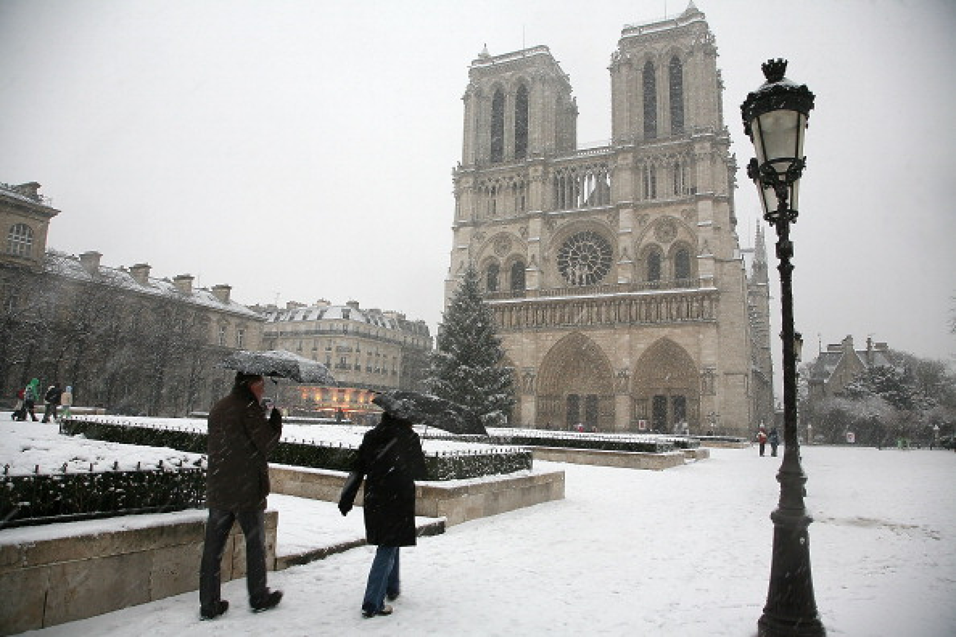 Сняг във Франция причини отмяна на полети и транспортен колапс в Париж