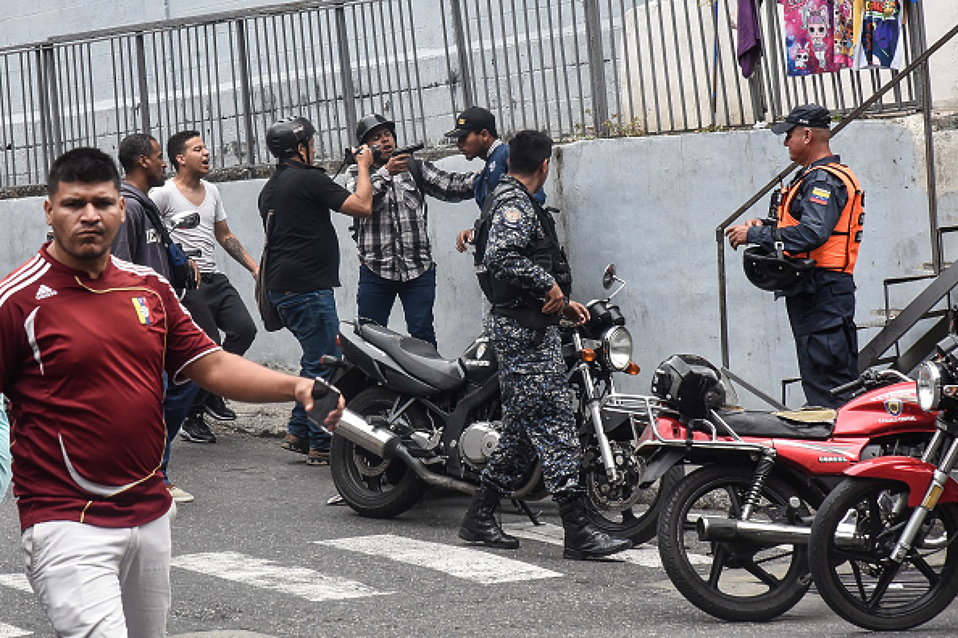 Financial Times: Венецуела започна репресии срещу подкрепящи свалянето на Мадуро