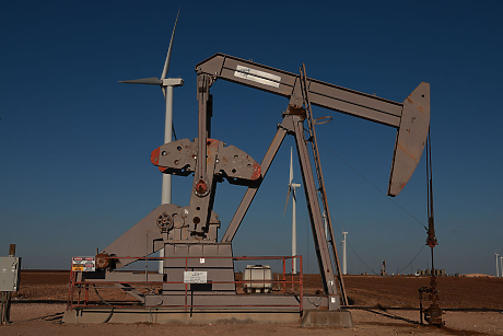 Петролът поевтинява на фона на преговорите за мир в Украйна и слабите икономически данни от Китай