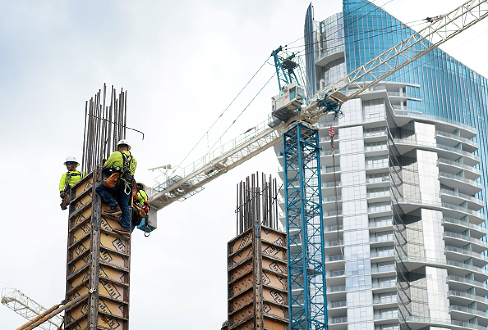 Проучване: Строители, машинни оператори, бармани, учители и лекари ще са най-търсени през тази година