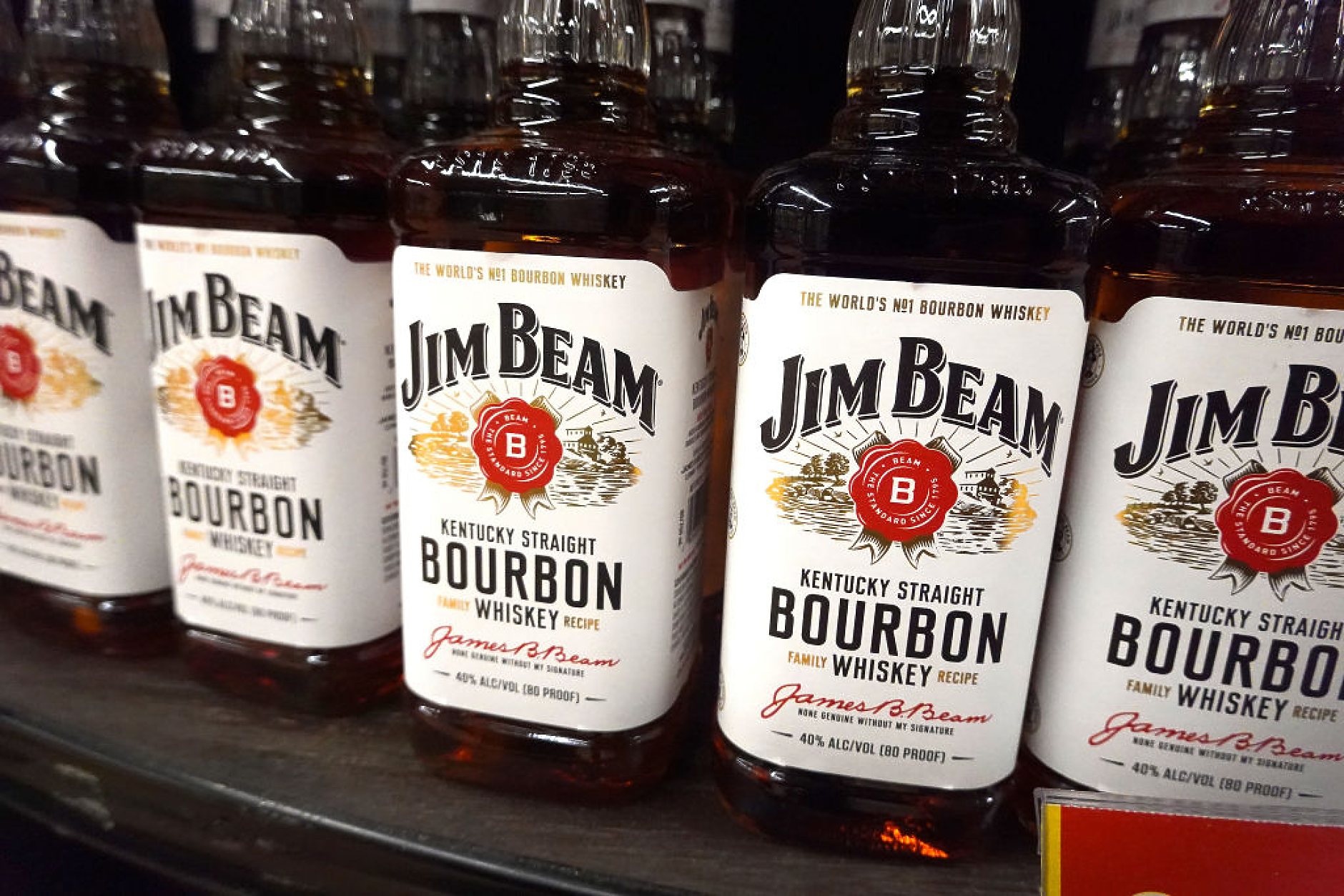 Производителят на бърбън Jim Beam спира производството в основната си дестилерия за една година