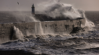 Властите в Англия предупредиха за опасно ниски температури, екстремно време с бури и в Гърция