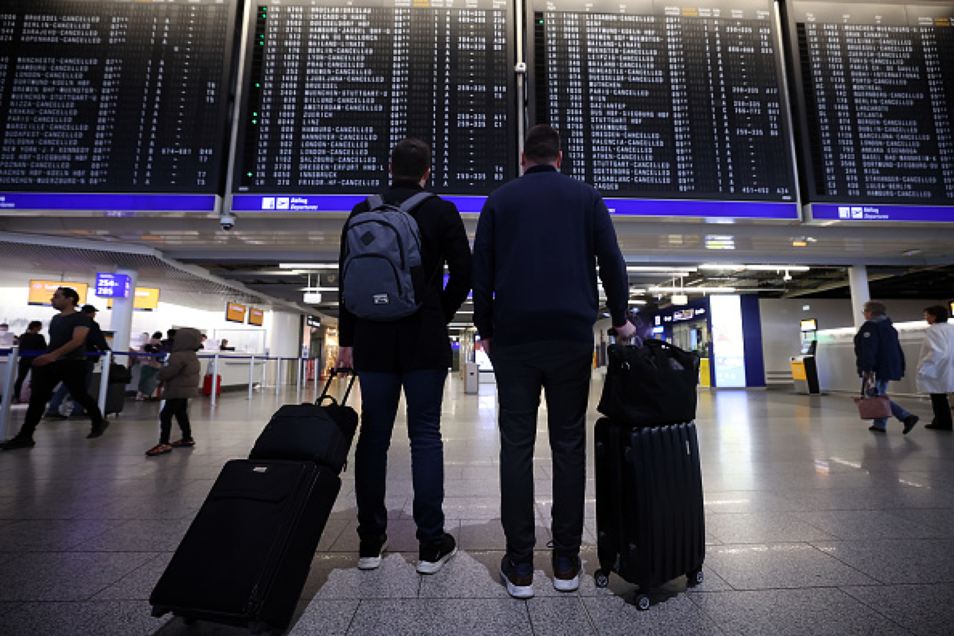 Стачка във въздушния и жп транспорт блокира придвижването в Италия