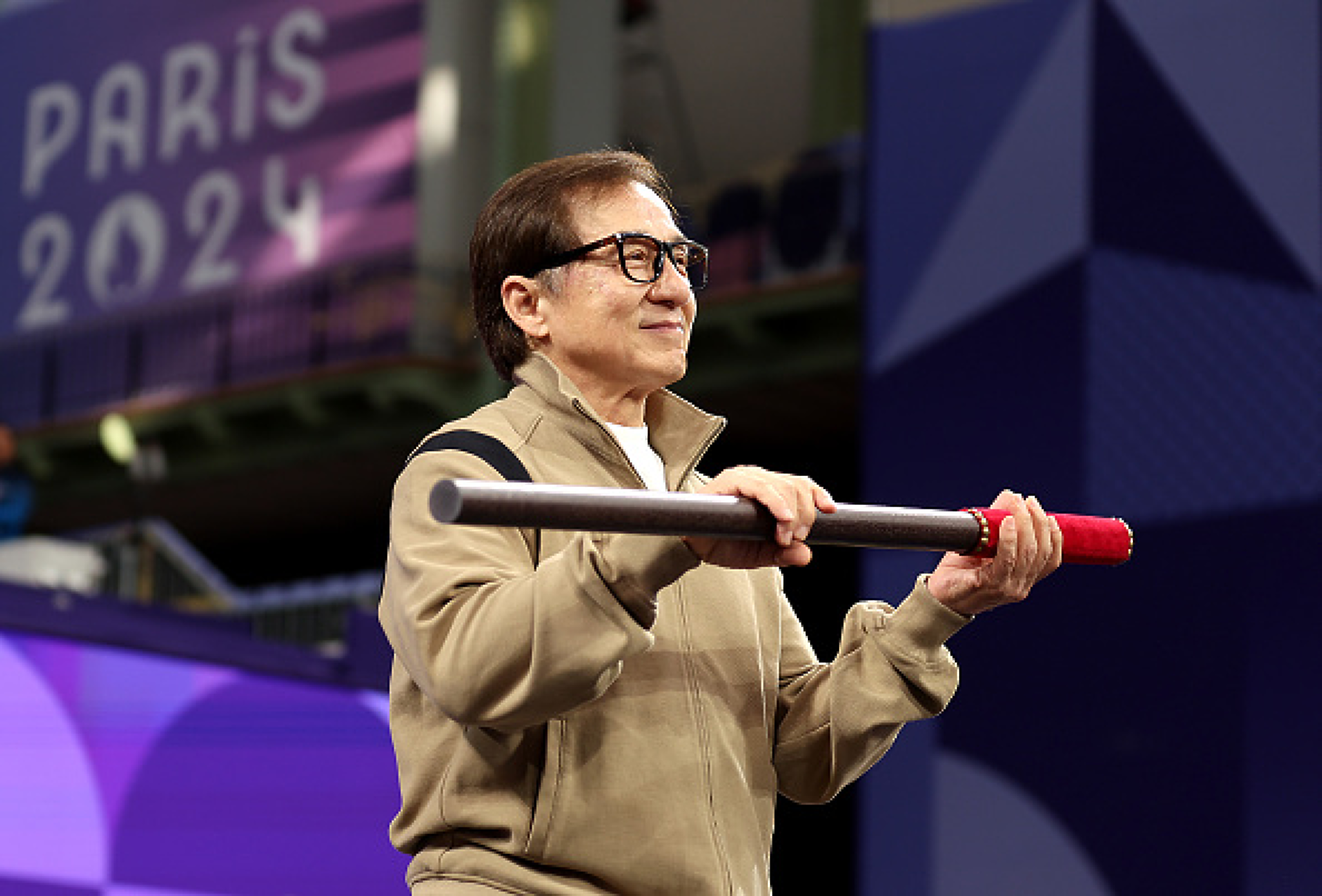 Звездата Джаки Чан и легендарни футболисти участват в щафетата с олимпийския огън в Италия