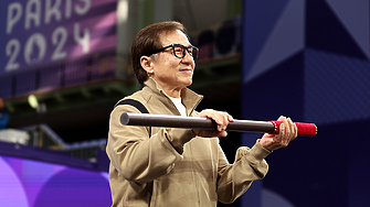 Звездата Джаки Чан и легендарни футболисти участват в щафетата с олимпийския огън в Италия