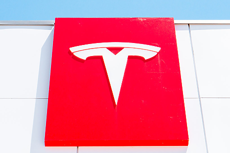 Tesla губи титлата си на най-голям производител на електрически превозни средства в света