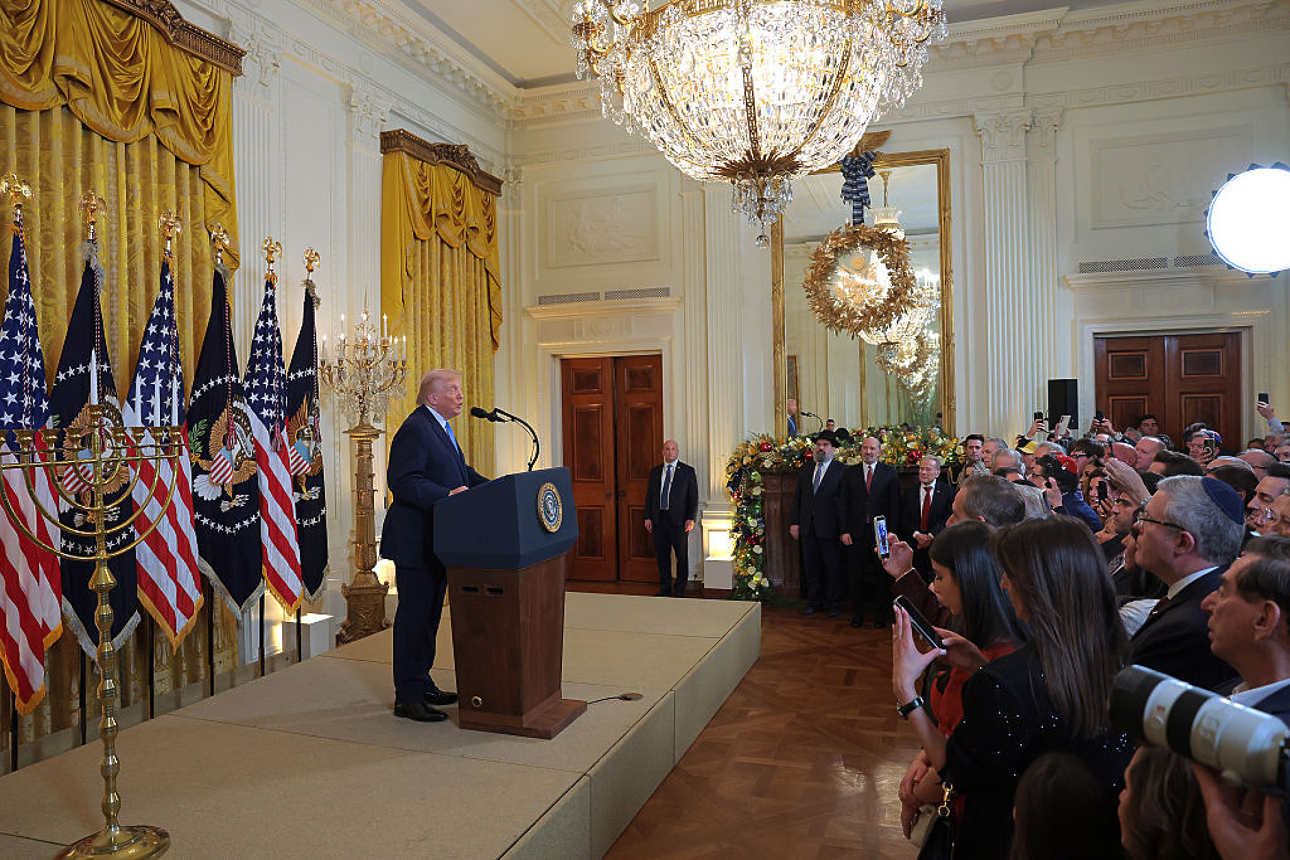 Тръмп разширява забраната и ограниченията за пътуване към САЩ