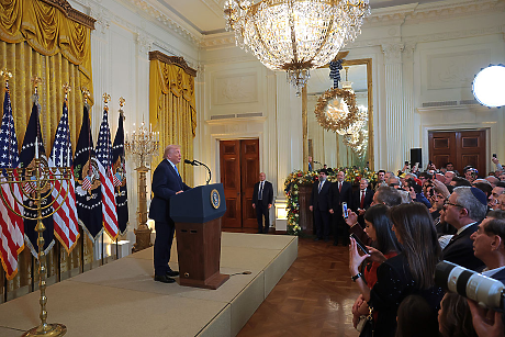 Тръмп разширява забраната и ограниченията за пътуване към САЩ