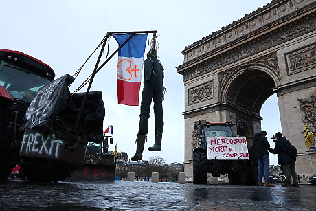Френски фермери блокират улици в Париж в знак на протест срещу търговското споразумение с Меркосур