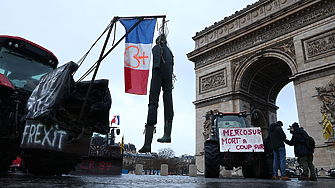 Френски фермери блокират улици в Париж в знак на протест срещу търговското споразумение с Меркосур