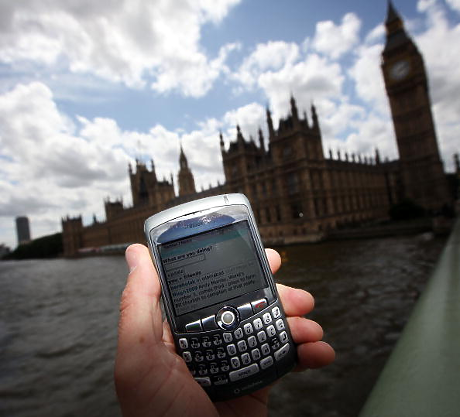 Великобритания обмисля забрана на X заради голи снимки, генерирани от изкуствен интелект 