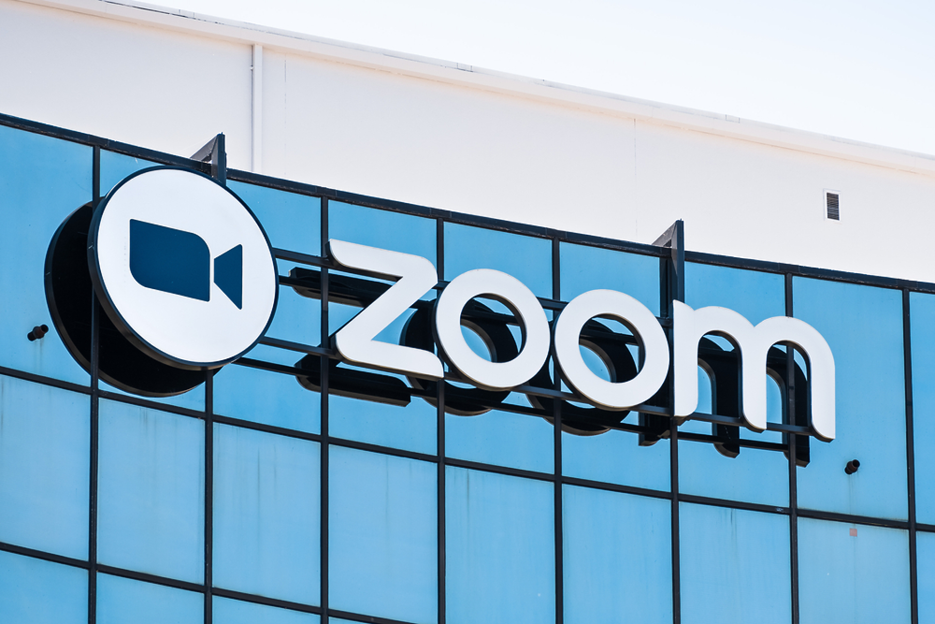 Неизвестно за известните: Ерик Юан успява да убеди съпругата си и 40 партньори в успеха на своя стартъп