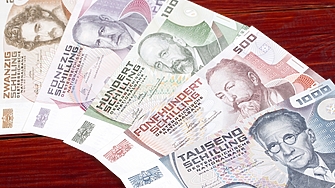 Австрия въвежда еврото на 1 януари 2002 г след тригодишен