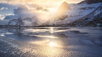 Времето: Валежите постепенно спират, но остава студено