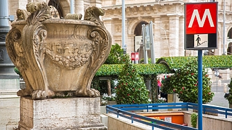 Във вторник бързайки да хванат влаковете си след работа пътуващите