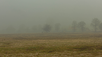 Времето: Облачно и мъгливо