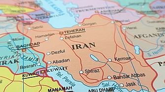 Огромни тълпи от протестиращи маршируваха вчера през столицата на Иран и