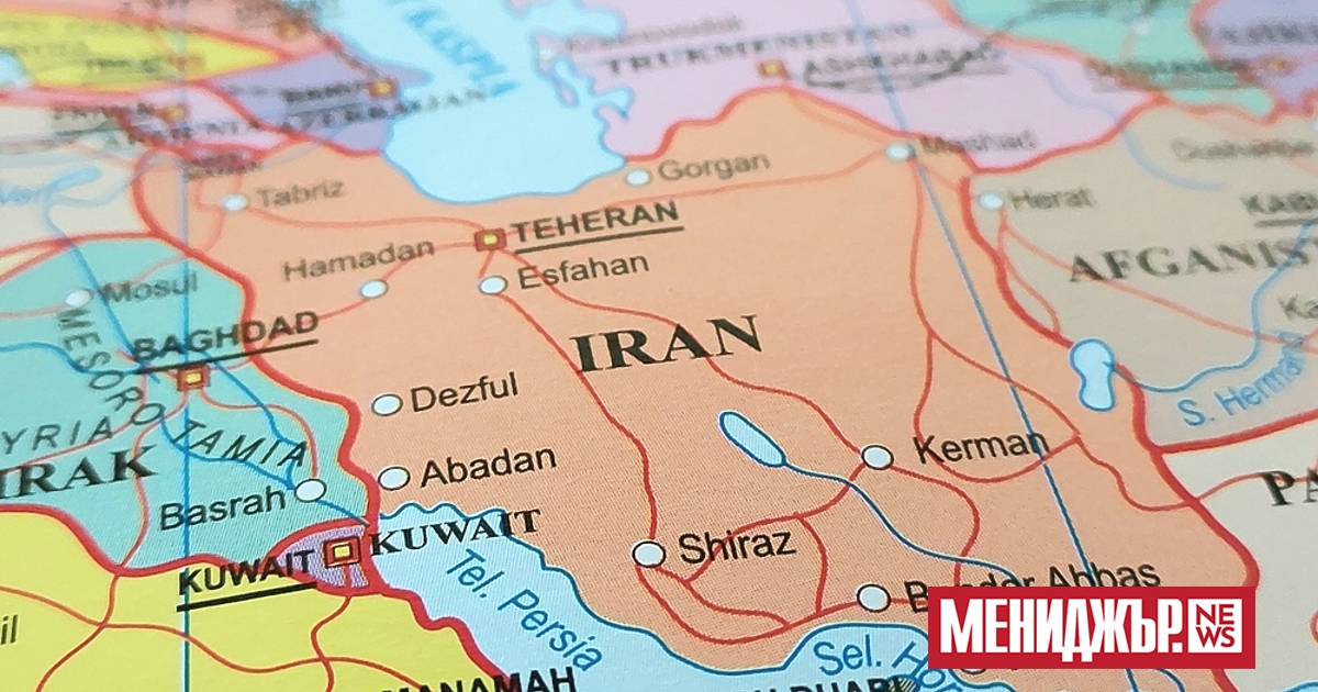 Огромни тълпи от протестиращи маршируваха вчера през столицата на Иран и