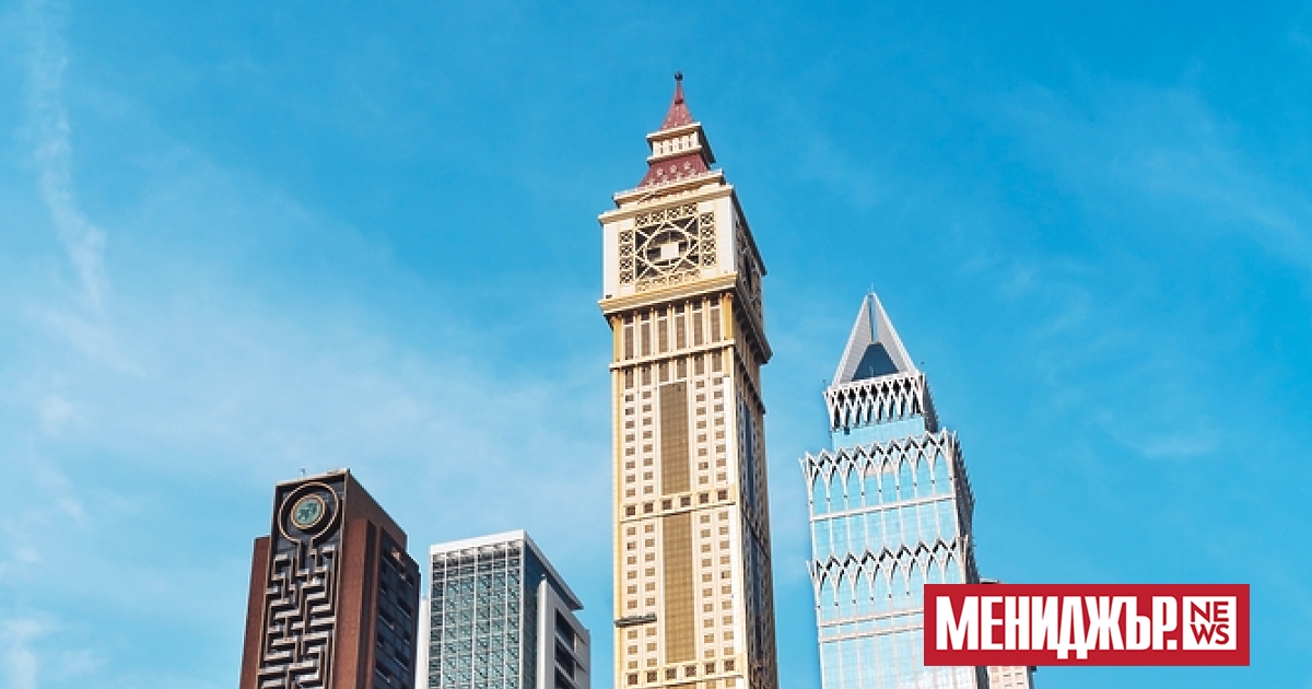 Абас Саджвани, 26-годишен предприемач от ОАЕ, завършва обновяването на офис