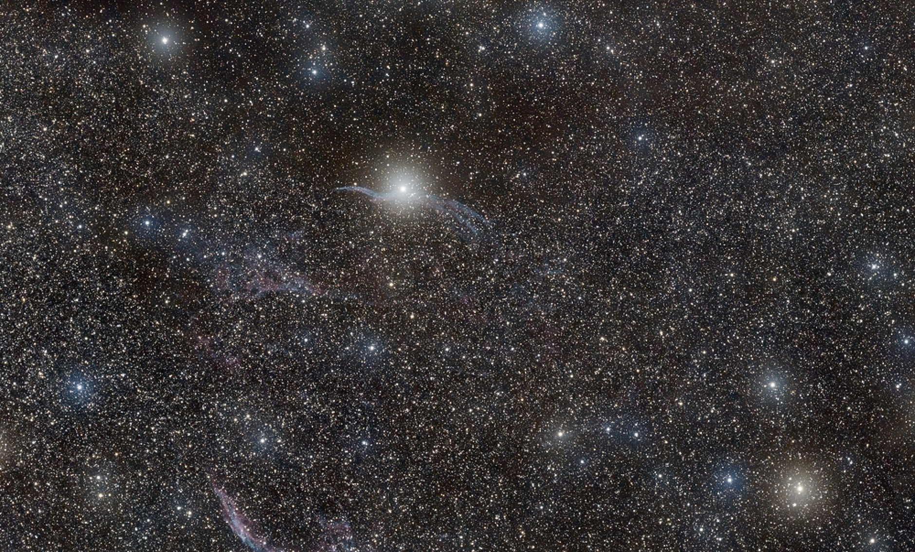 Учени откриха странен горещ обект в космоса, който не би трябвало да е там