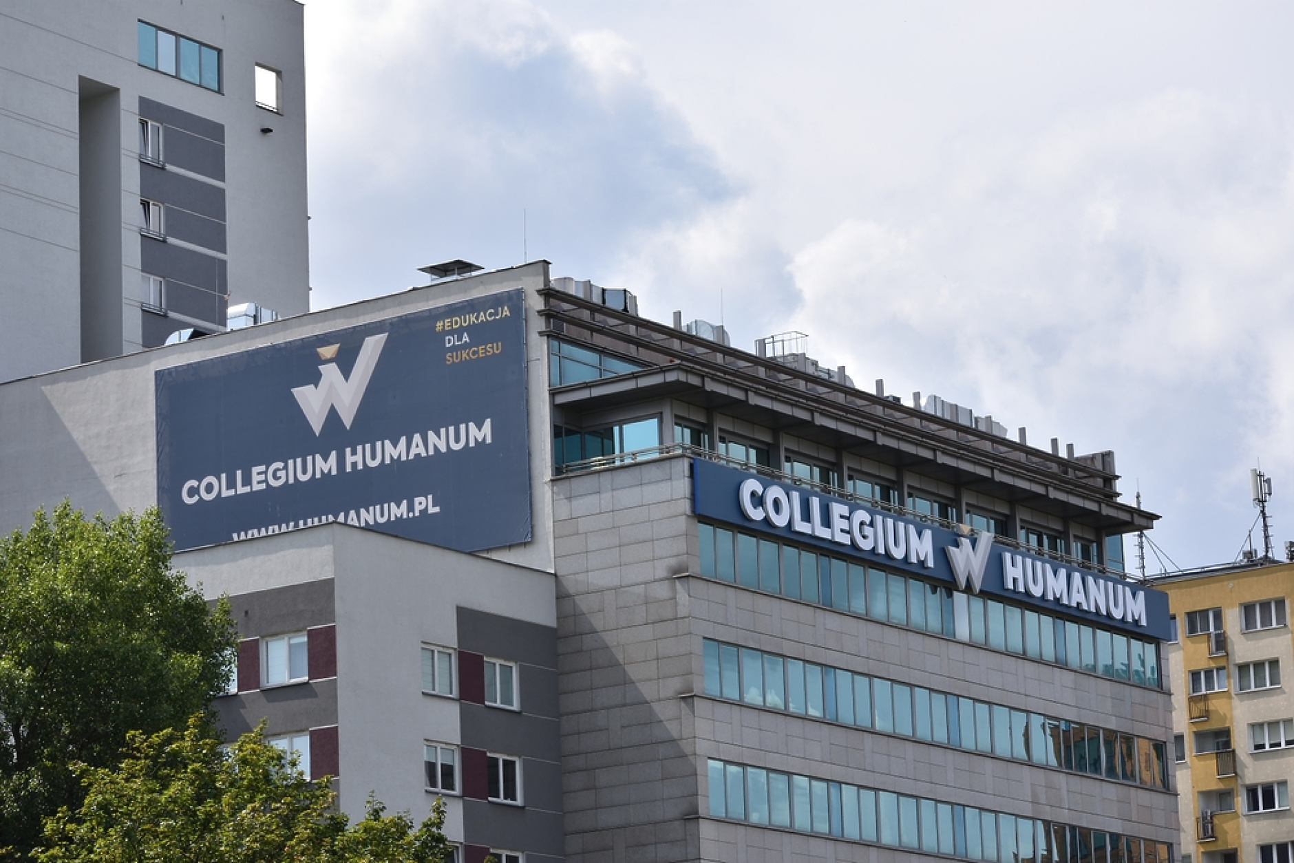 Полша задържа посланика си във Франция за търговия с дипломи