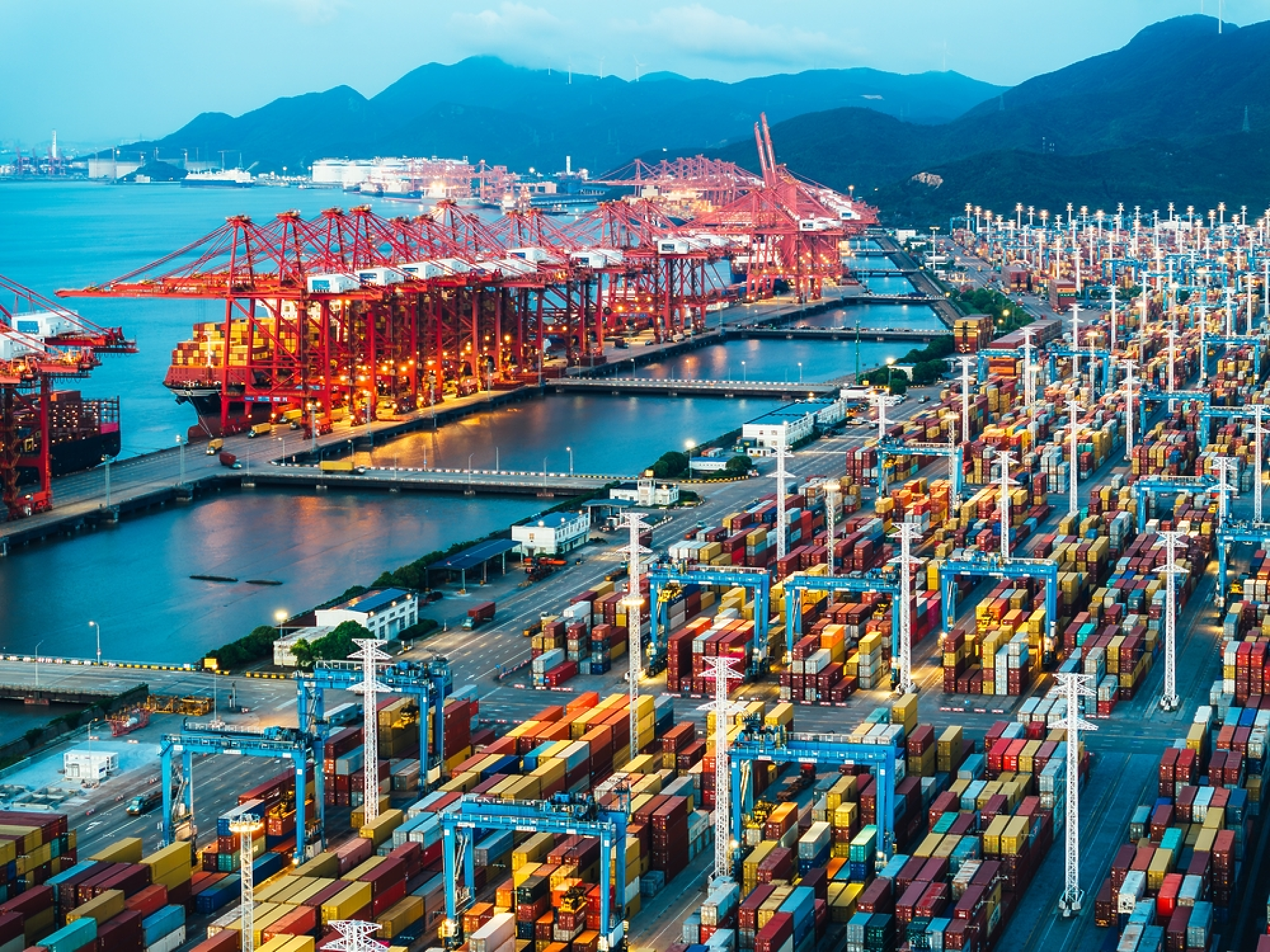 Китайското пристанище Нинбо-Джоушан остава световен лидер по товарооборот през 2025 г.