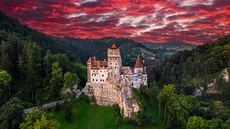 Историята на злокобния граф Дракула и приключенията на ловците на