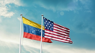 Най малко седем експлозии и ниско летящи самолети са чути