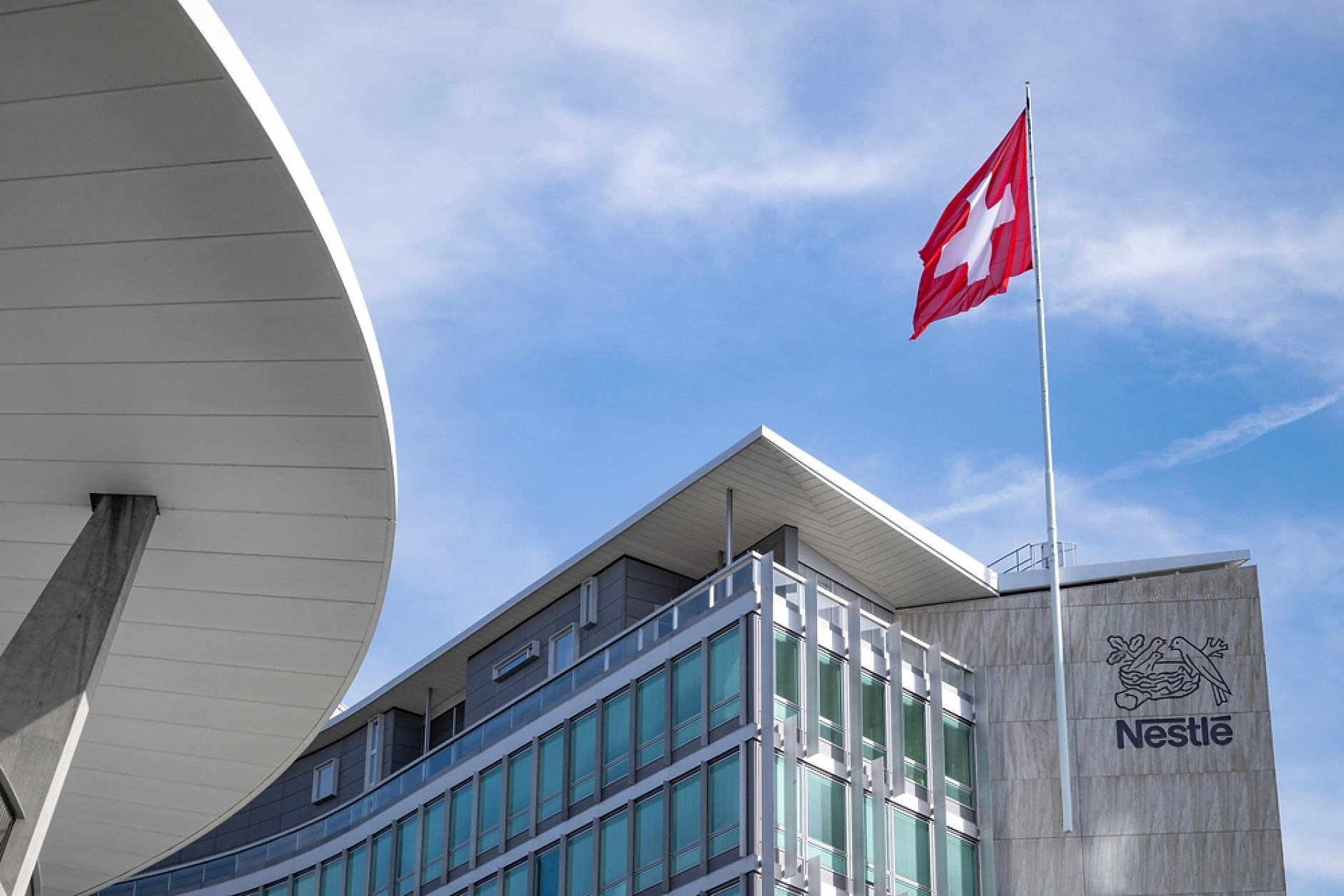 Новият шеф на Nestlе започва съкращения и реорганизация за стабилизиране на компанията