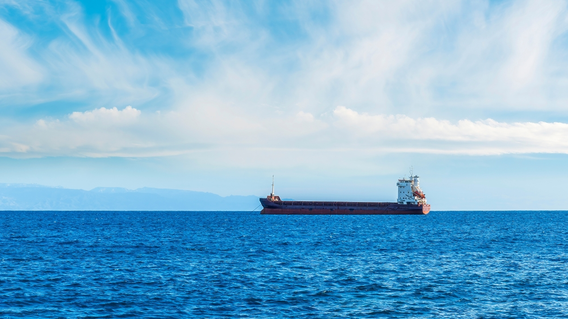 Русия изпраща военноморски сили за охрана на петролен танкер, преследван от американски кораби