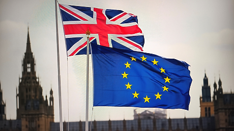 10 години след Брекзит: Време ли е Великобритания да преосмисли отношенията си с ЕС?