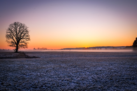Времето в петък: Слънчево със слаби превалявания на места