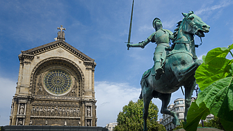 Статуята на Жана д Арк в 8 ми район на