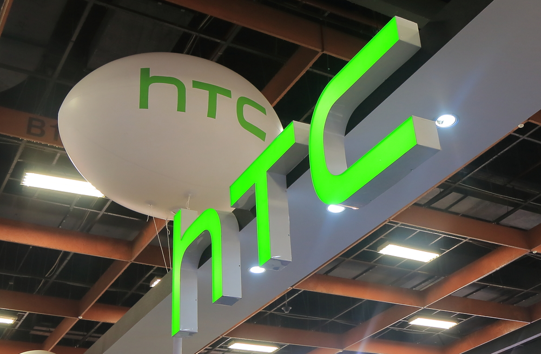 HTC разчита на отворен AI за тласък в продажбите на смарт очила