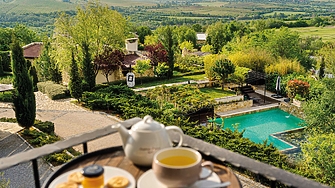 придоби 100 от хотелския комплекс вили и прилежащите земеделски активи