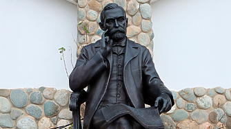 Красиви момичета окичени с ленти с цветовете на шведското знаме