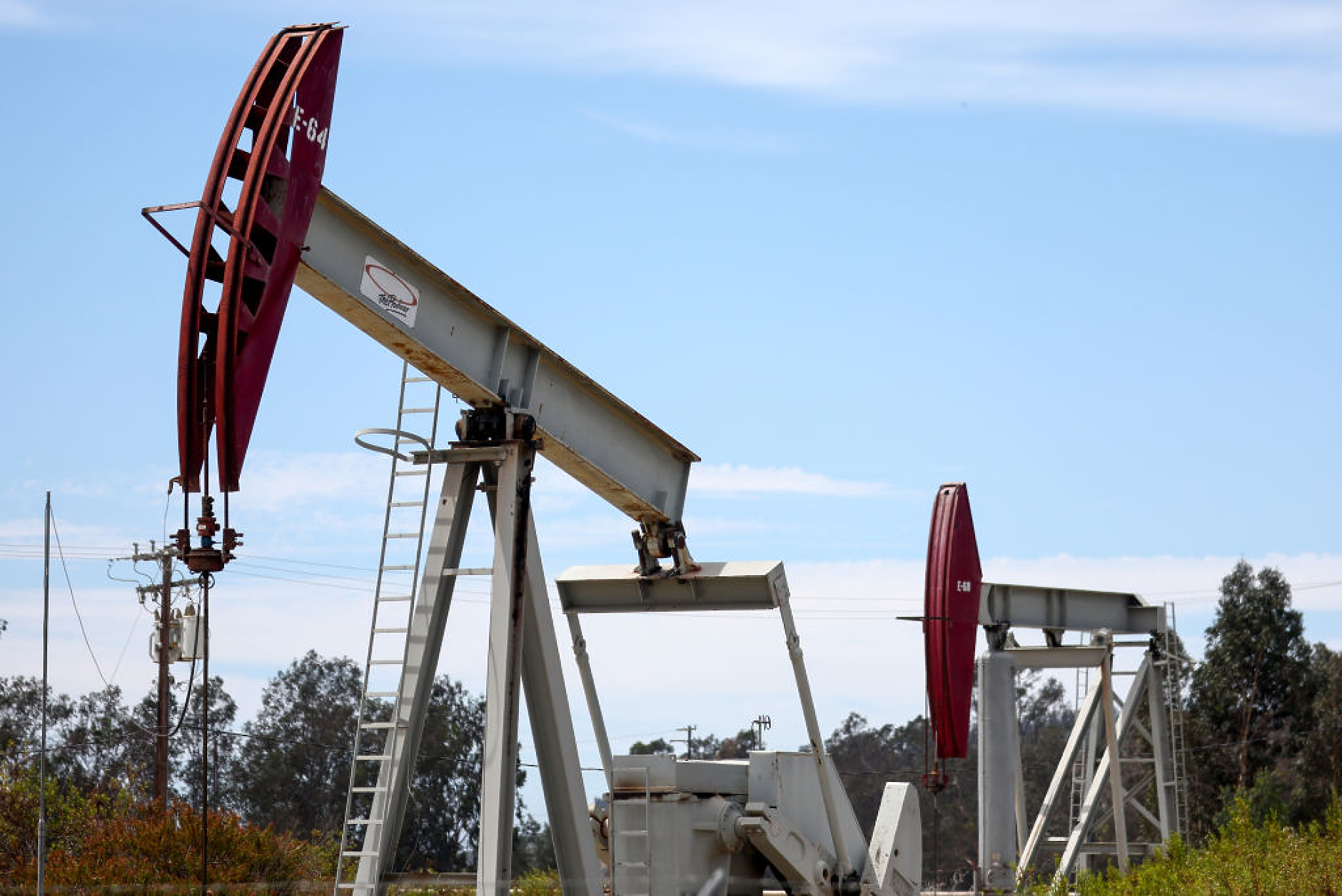 Цените на петрола продължават да падат, тъй като вероятността от удар на САЩ срещу Иран намалява