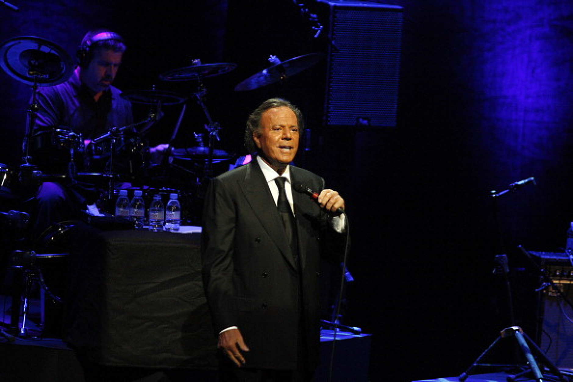 Икономка и физиотерапевт обвиниха певеца Хулио Иглесиас в сексуален тормоз, той отрече