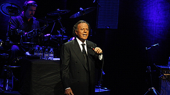 Икономка и физиотерапевт обвиниха певеца Хулио Иглесиас в сексуален тормоз, той отрече