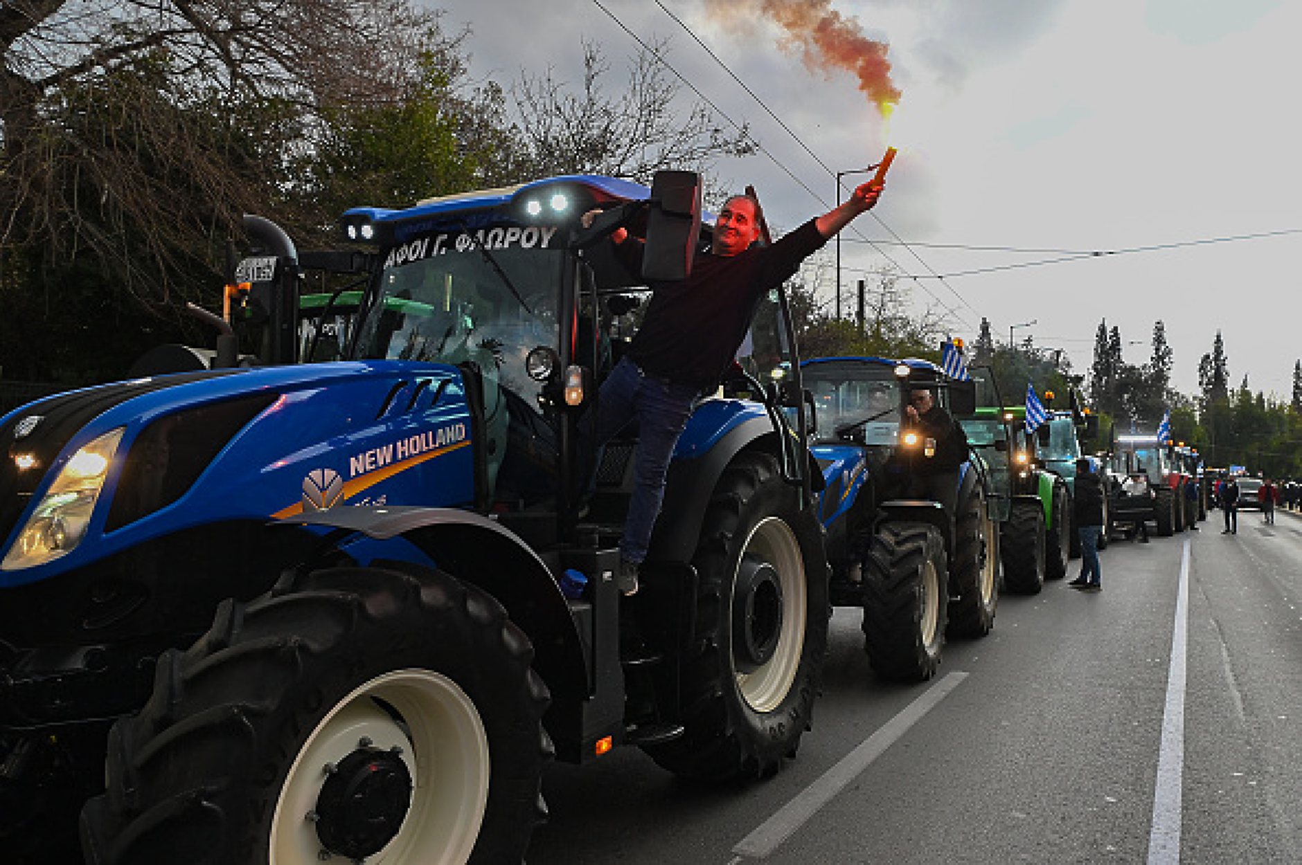 В очакване на преговори с властта: Гръцките фермери намалиха часовете за пътни блокади