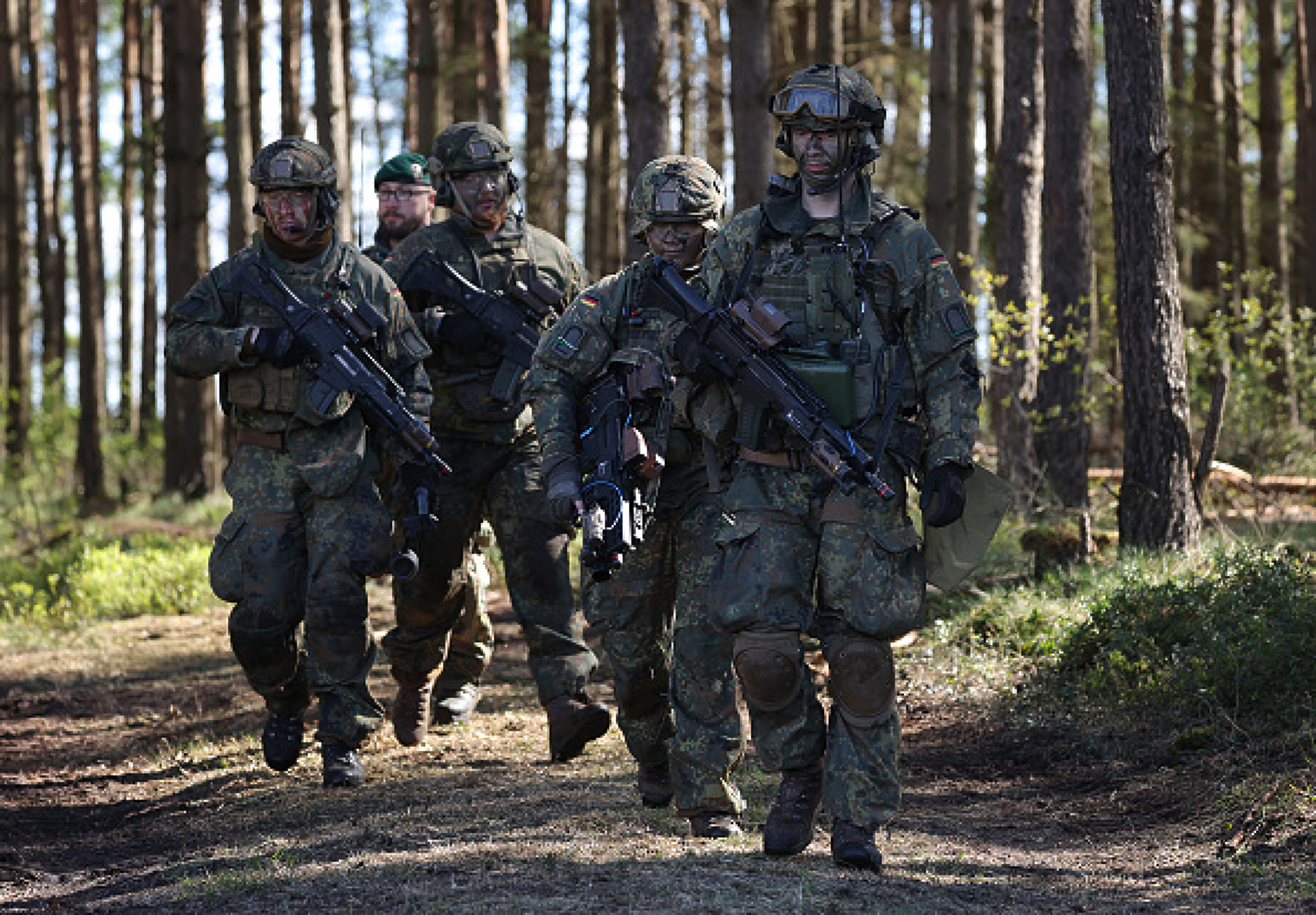 Бундесверът изпрати първите въпросници по новата си програма за военна служба на младите германци